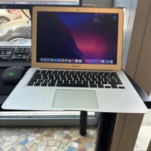 MacBook Air 13 pouces (2017) en très bon état. Intel Core i5, 8 Go RAM, SSD 128 Go, macOS Monterey. Wi-Fi, Bluetooth, webcam OK. Clavier et trackpad parfaits.